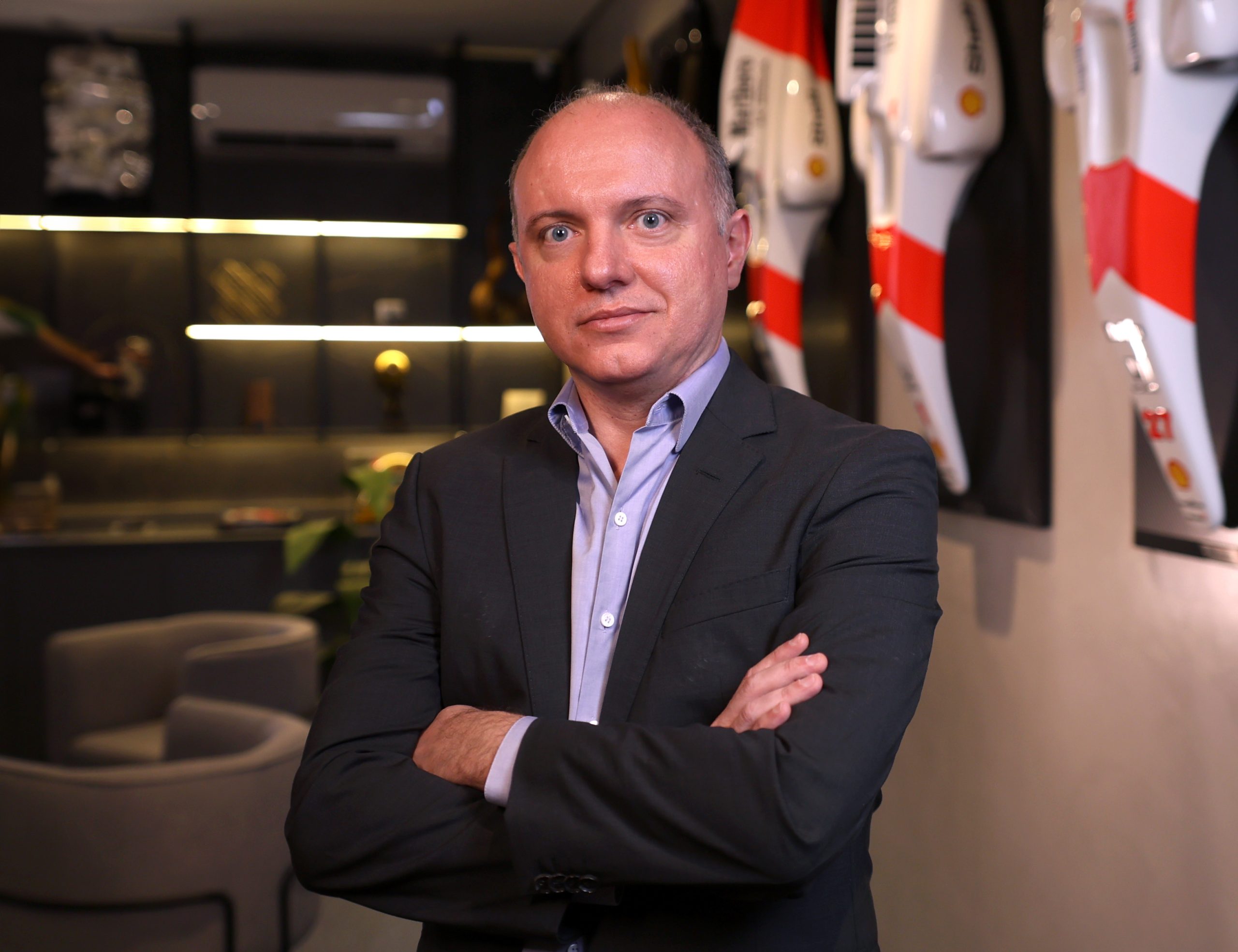 Formado em Administração, possui MBA em Controladoria e Finanças pela FEA. Sócio fundador da Atlantic Invest, tem mais de 27 anos de experiência no mercado financeiro, com passagens pelos bancos HSBC, Santander e Corretora Planner. Atua há 13 anos na Atlantic Invest/XP Inc e possui certificação ANCORD.